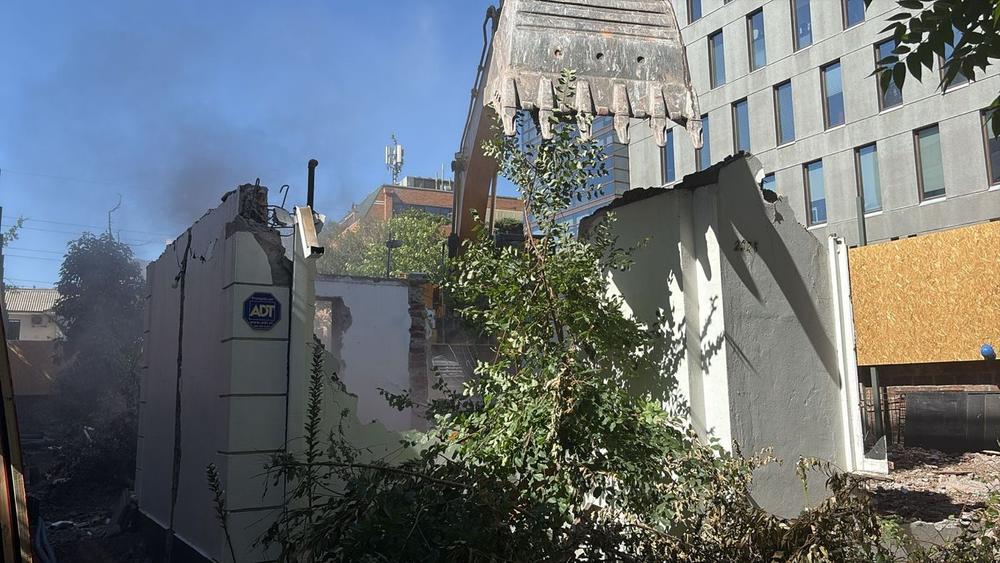 Demolición de edificación junto a un edificio en zona urbana